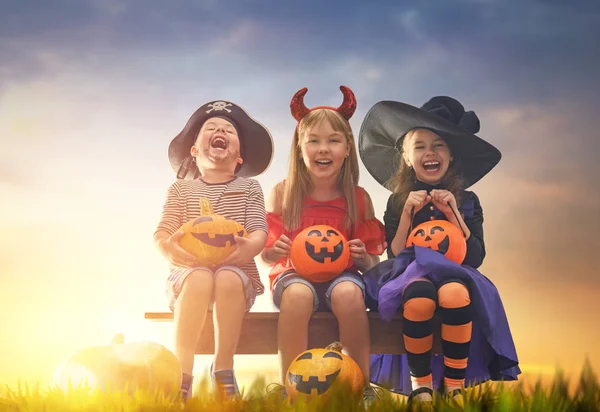 Jonge geitjes bij halloween — Stockfoto