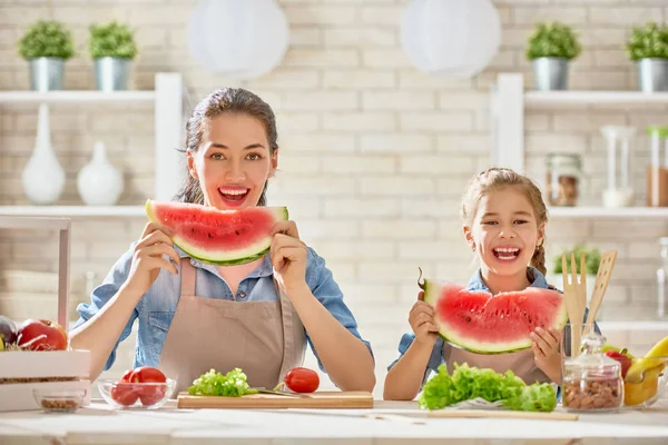 Familia feliz en la cocina. — Foto de Stock