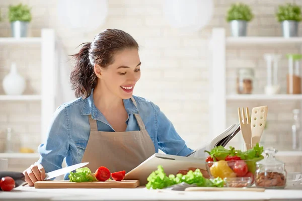 Frau bereitet das Gemüse zu — Stockfoto