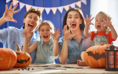 Aile Cadılar Bayramı için hazırlanıyor.