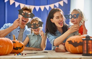 Aile Cadılar Bayramı için hazırlanıyor.