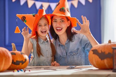 Aile Cadılar Bayramı için hazırlanıyor.