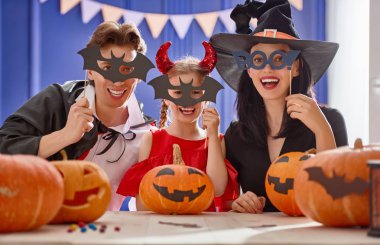 Aile Cadılar Bayramı için hazırlanıyor.