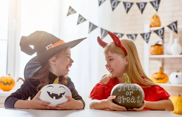 Niños en halloween — Foto de Stock