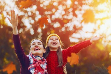 Aile sonbahar yürüyüş