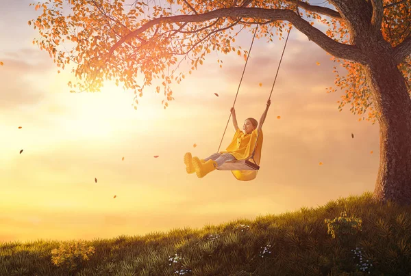 Ragazza su swing — Foto Stock