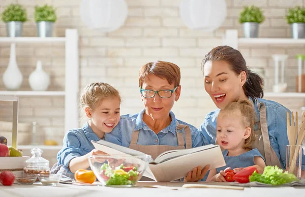 Comida casera y poco ayudante — Foto de Stock