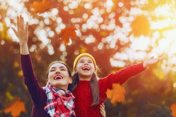 Famiglia in passeggiata autunnale — Foto Stock