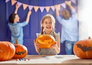 Aile Cadılar Bayramı için hazırlanıyor.