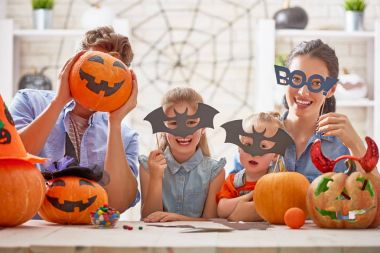 Aile Cadılar Bayramı için hazırlanıyor.