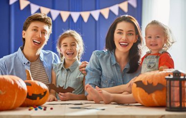 Aile Cadılar Bayramı için hazırlanıyor.