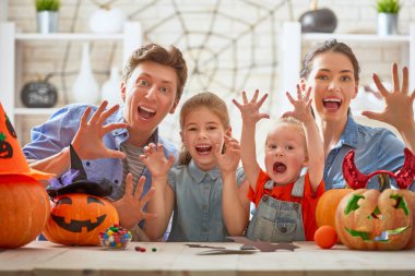Aile Cadılar Bayramı için hazırlanıyor.