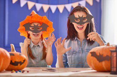 Aile Cadılar Bayramı için hazırlanıyor.