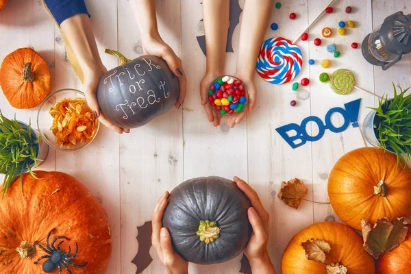 Familia preparándose para Halloween. — Foto de Stock