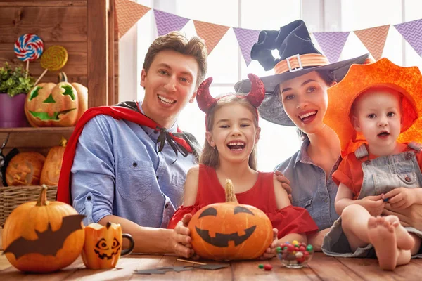 Familie care sărbătorește Halloween — Fotografie, imagine de stoc