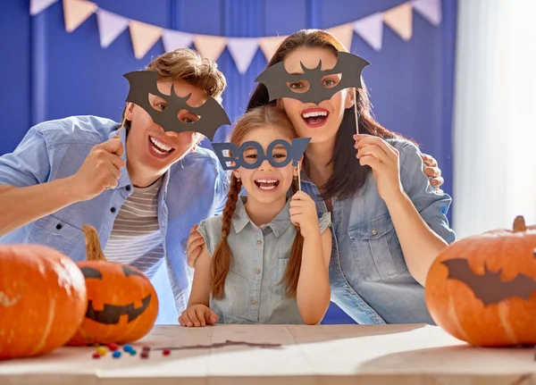 Rodinná příprava na Halloween. — Stock fotografie