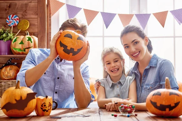 Família se preparando para o Halloween. — Fotografia de Stock