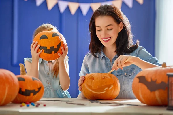 Famiglia che si prepara per Halloween. — Foto Stock