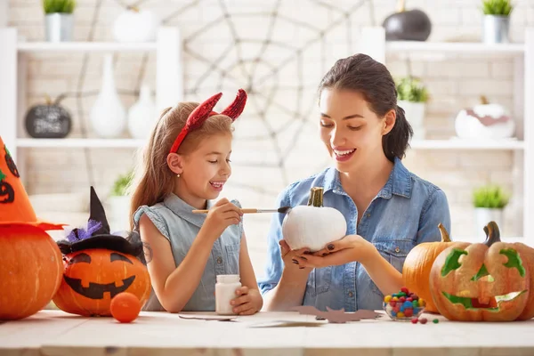 Familie bereitet sich auf Halloween vor. — Stockfoto