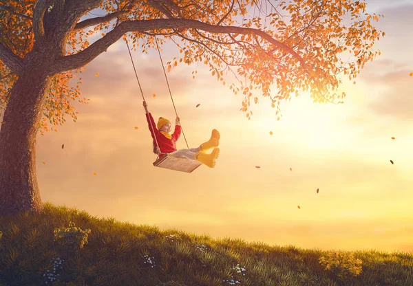 Ragazza su swing — Foto Stock