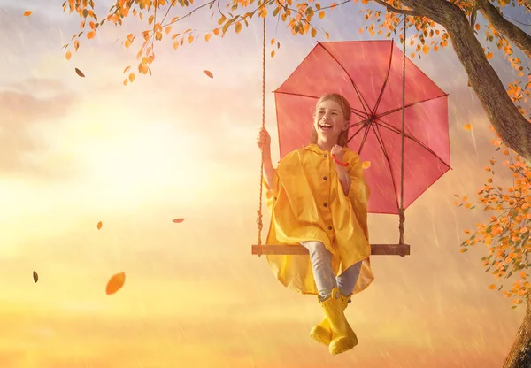 Criança com guarda-chuva vermelho — Fotografia de Stock