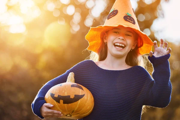 Niño juega con calabaza — Foto de Stock