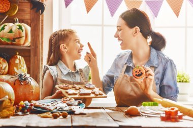 Aile Cadılar Bayramı için hazırlanıyor.