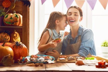 Aile Cadılar Bayramı için hazırlanıyor.