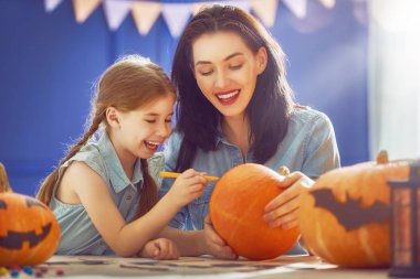 Aile Cadılar Bayramı için hazırlanıyor.