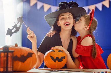 Aile Cadılar Bayramı için hazırlanıyor.