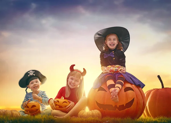 Niños en halloween —  Fotos de Stock