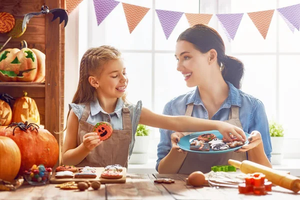 Familie bereitet sich auf Halloween vor. — Stockfoto