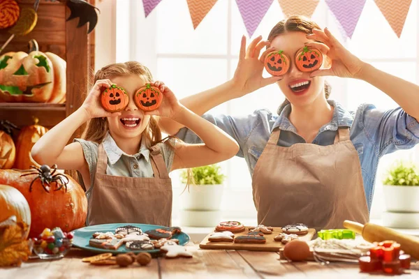 Familjen förbereder sig för Halloween. — Stockfoto