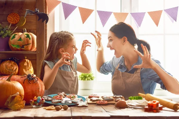 Rodinná příprava na Halloween. — Stock fotografie