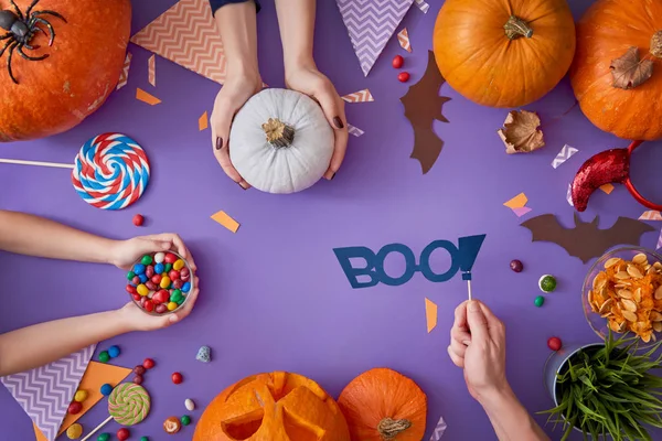 Familia preparándose para Halloween. — Foto de Stock