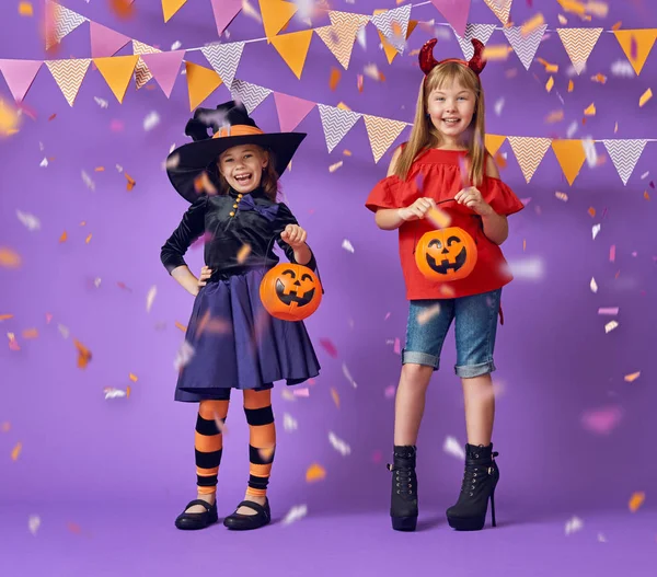 Niños en halloween — Foto de Stock