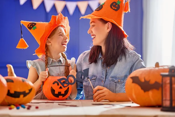 Família se preparando para o Halloween. — Fotografia de Stock