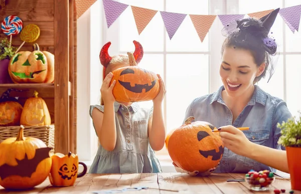 Aile Cadılar Bayramı için hazırlanıyor.