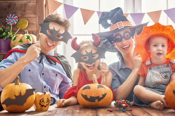 Family celebrating Halloween — Stock Photo, Image