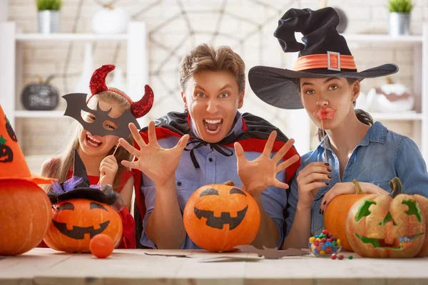 Familia celebrando Halloween —  Fotos de Stock