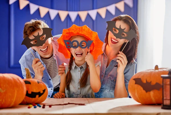 Aile Cadılar Bayramı için hazırlanıyor.