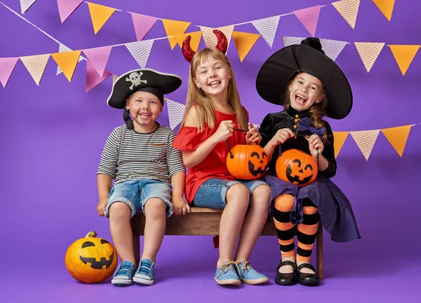 Barn på halloween — Stockfoto