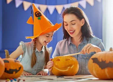 Aile Cadılar Bayramı için hazırlanıyor.