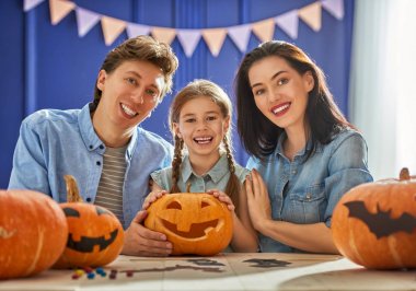 Aile Cadılar Bayramı için hazırlanıyor.