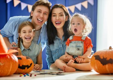 Aile Cadılar Bayramı için hazırlanıyor.