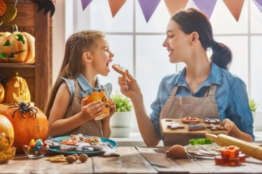 Aile Cadılar Bayramı için hazırlanıyor.