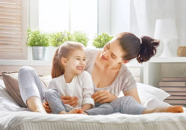 Mamá y su hija están jugando — Foto de Stock