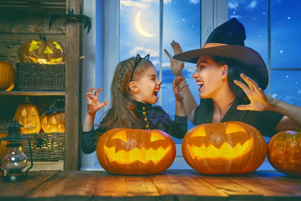 Famiglia che celebra Halloween — Foto Stock