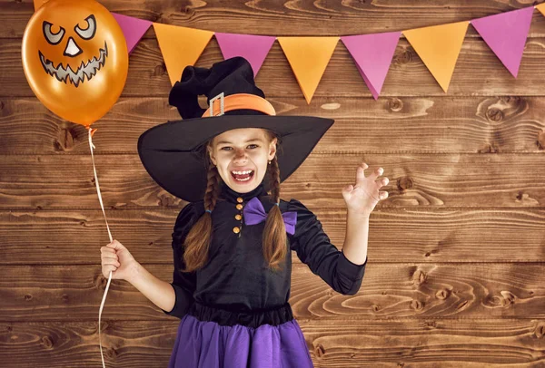 Pequeña bruja con una calabaza — Foto de Stock