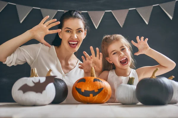 Familie bereidt Halloween voor. — Stockfoto